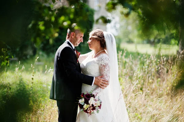 ロマンチックな素敵な新婚カップルは m で公園でポーズをとる — ストック写真