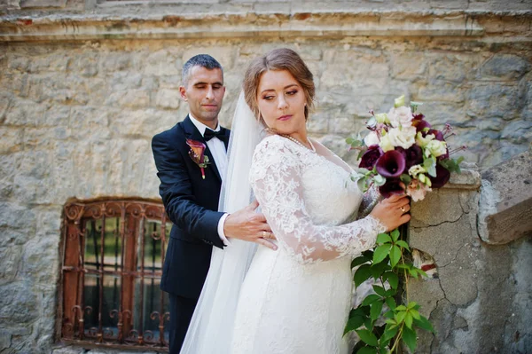Romantische mooie nieuw echtpaar poseren door de middeleeuwse cast — Stockfoto