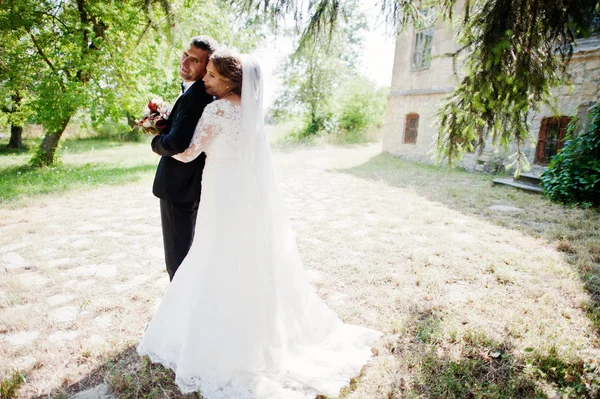 रोमँटिक सुंदर नव्याने विवाहित जोडपे पार्क मध्ये पोझिंग मीटर — स्टॉक फोटो, इमेज