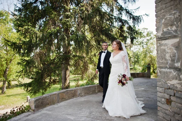 Evlilik çift kalede düğün gününde yürüyüş.