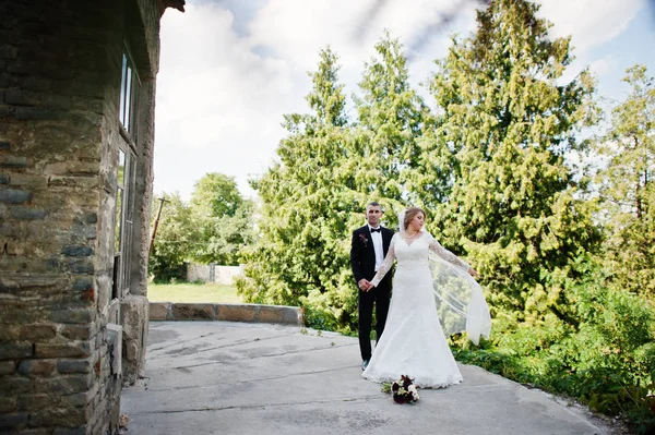 Romantique beau couple nouvellement marié posant dans le parc par le m — Photo