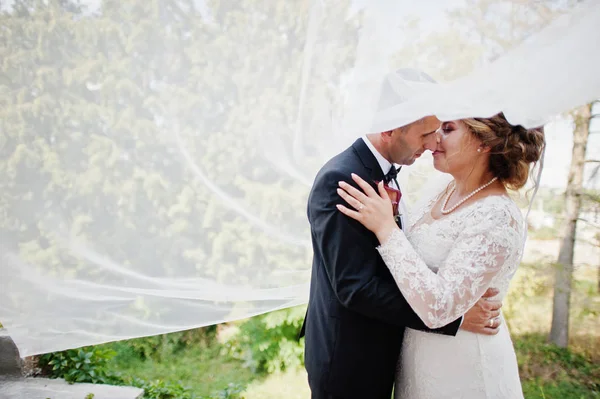 Romântico lindo casal recém-casado posando no parque pelo m — Fotografia de Stock