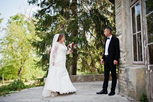 Romantic lovely newly married couple posing by the medieval cast — Stock Photo, Image