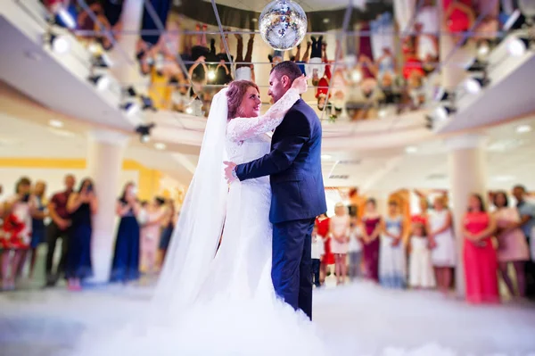 Vackert bröllop par Lokalvårdare i restaurangen under deras — Stockfoto