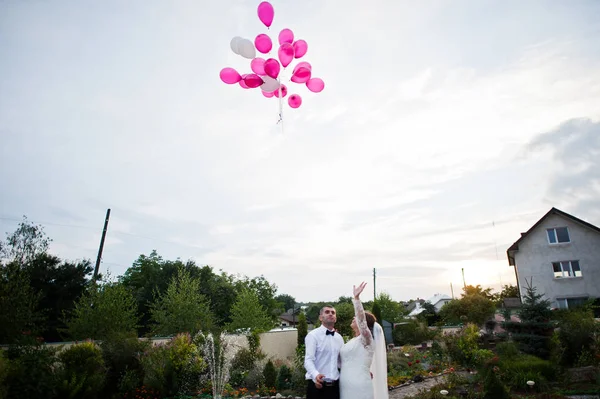 若い結婚式にピンクの風船の束をさせることは、 — ストック写真