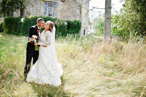 Romantik güzel yeni evli çift parkta m tarafından poz
