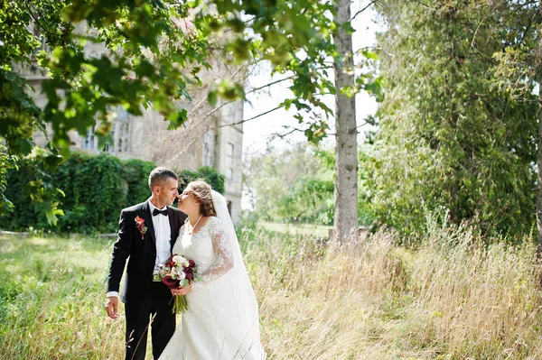 Romântico lindo casal recém-casado posando no parque pelo m — Fotografia de Stock