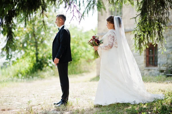 Romantico bella coppia appena sposata in posa nel parco dal m — Foto Stock