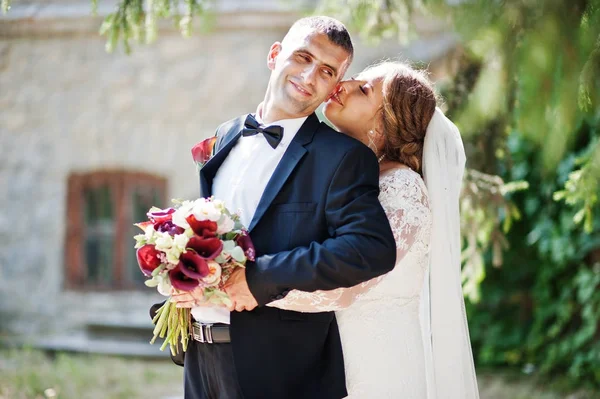 Romantic lovely newly married couple posing in the park by the m — Stock Photo, Image