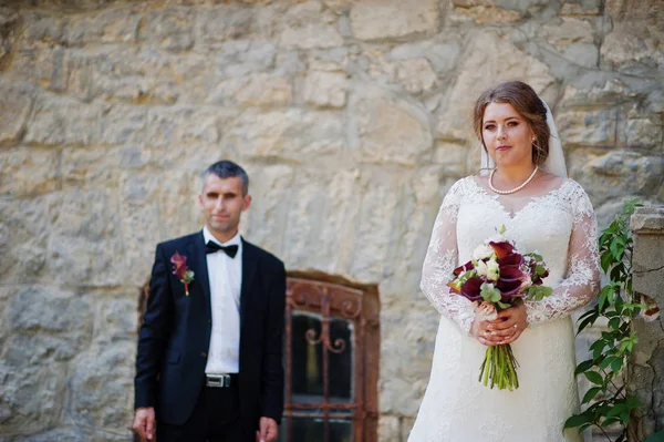 Romantische mooie nieuw echtpaar poseren door de middeleeuwse cast — Stockfoto