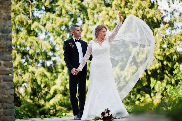 Romantik güzel yeni evli çift parkta m tarafından poz