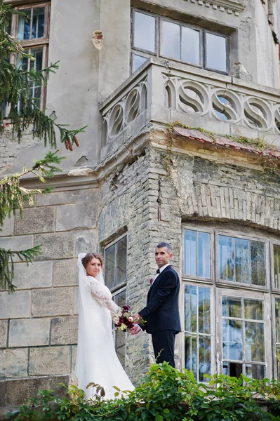 Romantische mooie nieuw echtpaar poseren door de middeleeuwse cast — Stockfoto