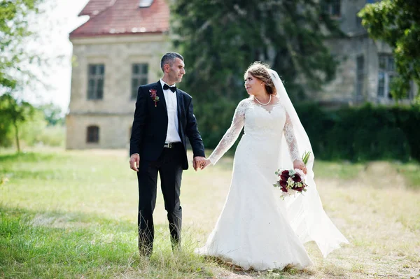 Romântico lindo casal recém-casado posando no parque pelo m — Fotografia de Stock