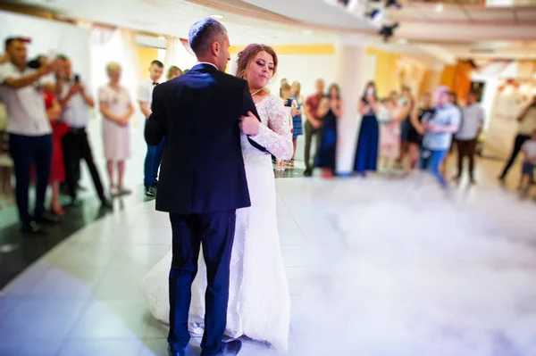 Casal bonito danicng no restaurante durante o seu — Fotografia de Stock