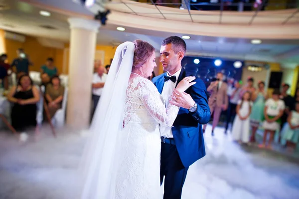 Gyönyörű esküvői pár danicng az étterem alatt a — Stock Fotó