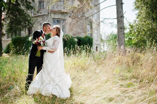 Romântico lindo casal recém-casado posando no parque pelo m — Fotografia de Stock