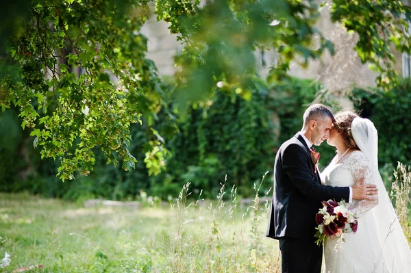 Romantiska härlig nygift par poserar i parken vid m — Stockfoto