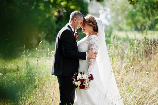 Romantik güzel yeni evli çift parkta m tarafından poz