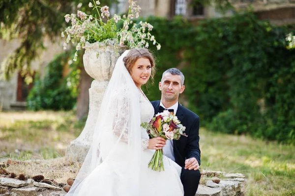 Çekici gelin damadın kucağına weddi üzerinde açık oturma