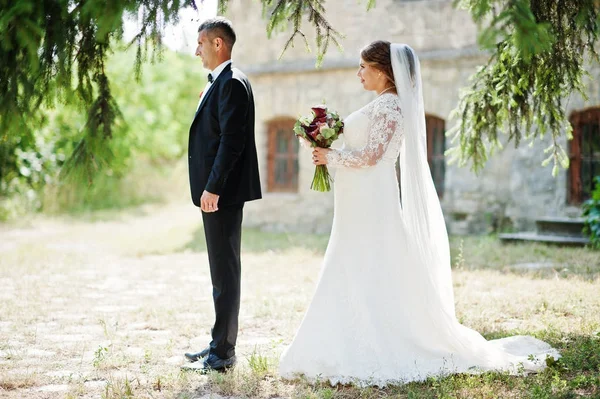 Romântico lindo casal recém-casado posando no parque pelo m — Fotografia de Stock