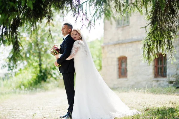 Romantique beau couple nouvellement marié posant dans le parc par le m — Photo