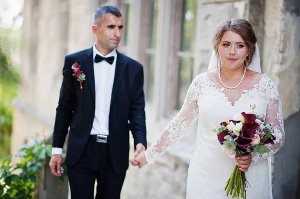 Romantik güzel yeni evli çift parkta m tarafından poz