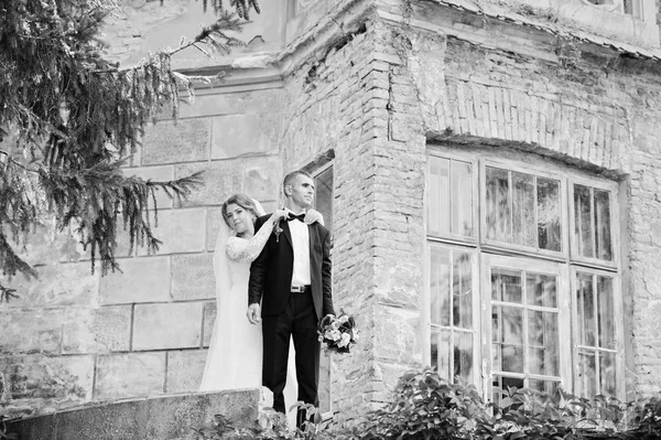 Romantik güzel yeni evli çift tarafından Ortaçağ döküm poz