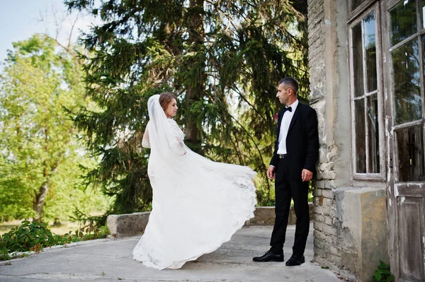 Romantik güzel yeni evli çift tarafından Ortaçağ döküm poz