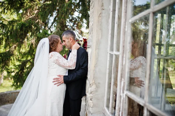 Romântico lindo casal recém-casado posando pelo elenco medieval — Fotografia de Stock