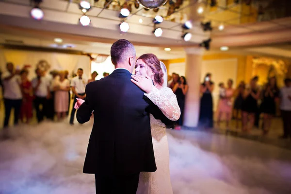 Gyönyörű esküvői pár danicng az étterem alatt a — Stock Fotó