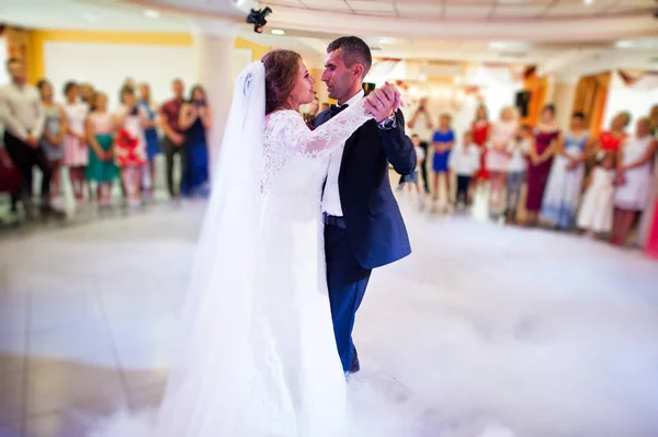 Beautiful wedding couple danicng in the restaurant during their — Stock Photo, Image