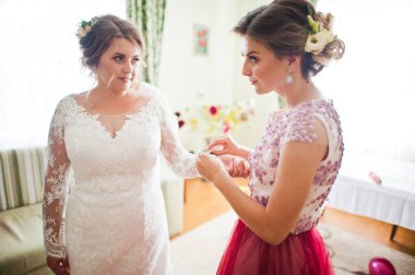 Güzel nedime gelinin kelepçeleri onu weddi önce üzerinde knot bağlama