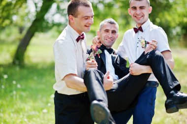 Damat tutarak ve having fun kalenin yanındaki iki sağdıç. 