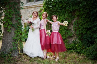 Mutlu gelin ve düğün d eğlenmeye giden nedime