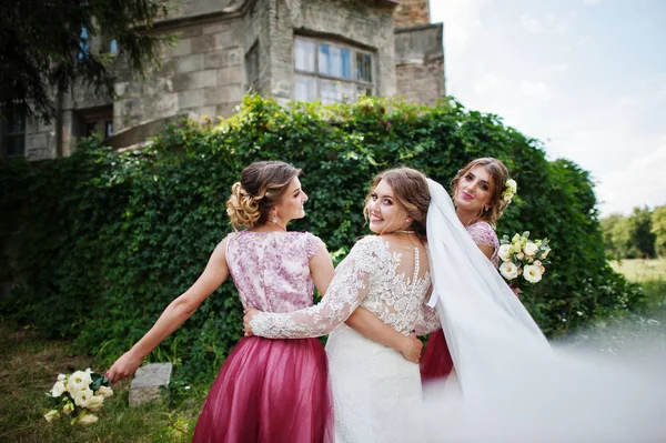 Glückliche Braut und scheidende Brautjungfern haben Spaß auf der Hochzeit d — Stockfoto