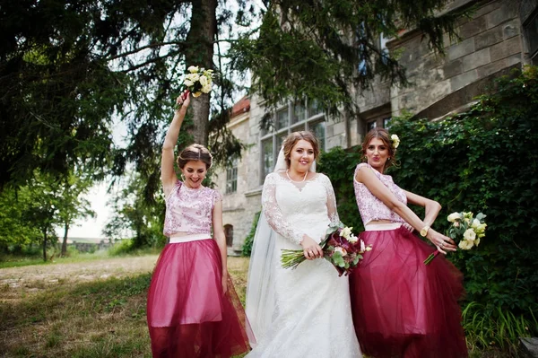 Šťastná nevěsta a odchozí družičky baví na svatební d — Stock fotografie