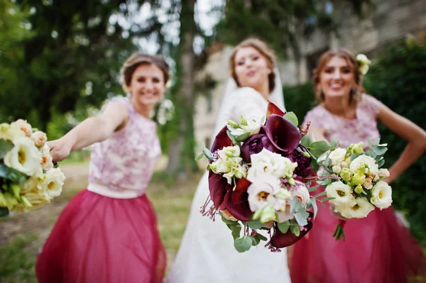 Feliz novia y damas de honor que se divierten en la boda d —  Fotos de Stock