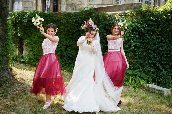 행복 한 신부 및 나가는 신부 들러리 결혼식 d에 재미 — 스톡 사진