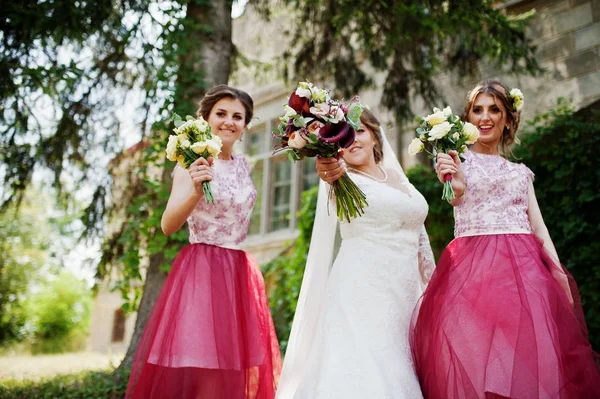 Feliz novia y damas de honor que se divierten en la boda d —  Fotos de Stock