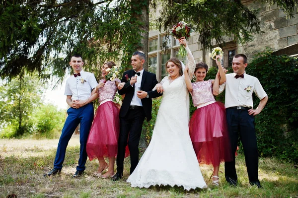 Подружки невесты с подружками жениха и свадебной парой прыгают, танцуют — стоковое фото