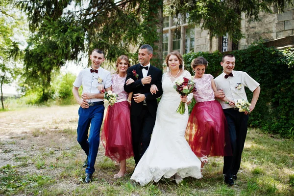 Dama de honra com padrinhos e casal de casamento pulando, dançando um — Fotografia de Stock