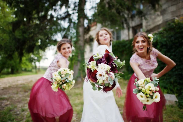 Feliz novia y damas de honor que se divierten en la boda d —  Fotos de Stock