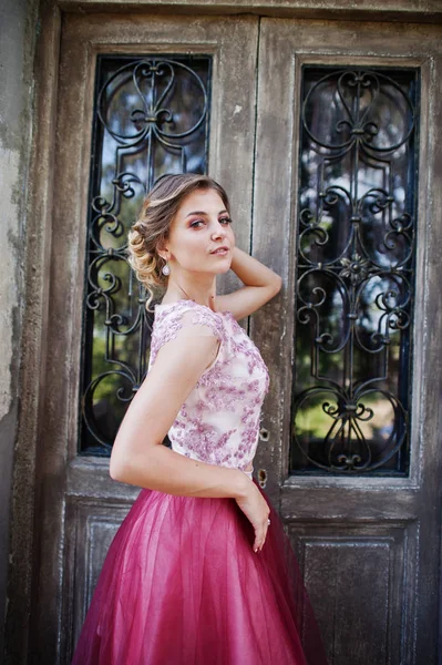 Retrato de uma jovem dama de honra solitária posando ao lado do velho doo — Fotografia de Stock