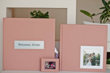 Yumuşak pembe düğün photobook veya fotoğraf albümü, kutu ve cd kutusunun.