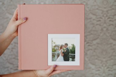 Nazik tutan eller düğün photobook pembe veya albu fotoğraf