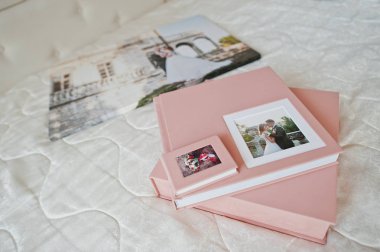 Yumuşak pembe düğün photobook veya fotoğraf albümü, kutu ve cd harf l