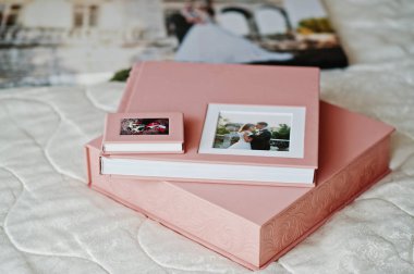 Yumuşak pembe düğün photobook veya fotoğraf albümü, kutu ve cd harf l