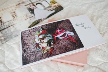 Düğün fotoğrafları yatakta photobook veya fotoğraf albüm sayfaları.