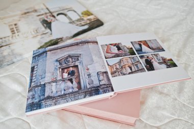 Düğün fotoğrafları yatakta photobook veya fotoğraf albüm sayfaları.