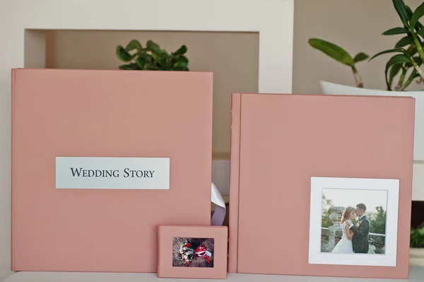 Finom rózsaszín esküvői fotókönyv, vagy a fénykép album, a doboz és a cd-tok. — Stock Fotó